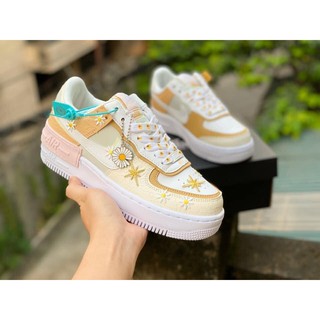 Giày sneaker hoa cúc full phụ kiện