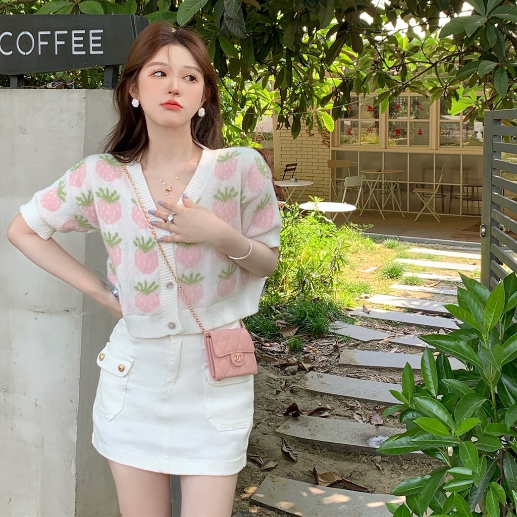 Áo Dệt Kim Tay Ngắn Cổ Chữ V In Hình Quả Dâu Dễ Thương Cho Nữ