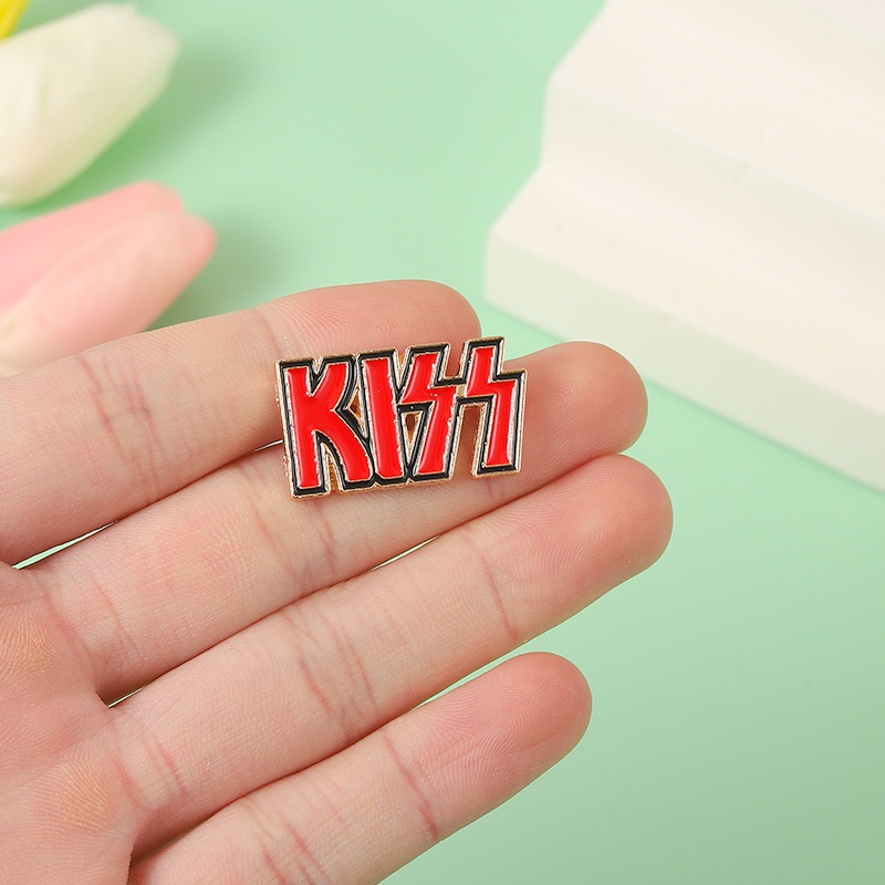 Ghim Cài Áo Hình Cặp Đôi Có Chữ Red Kiss Cá Tính