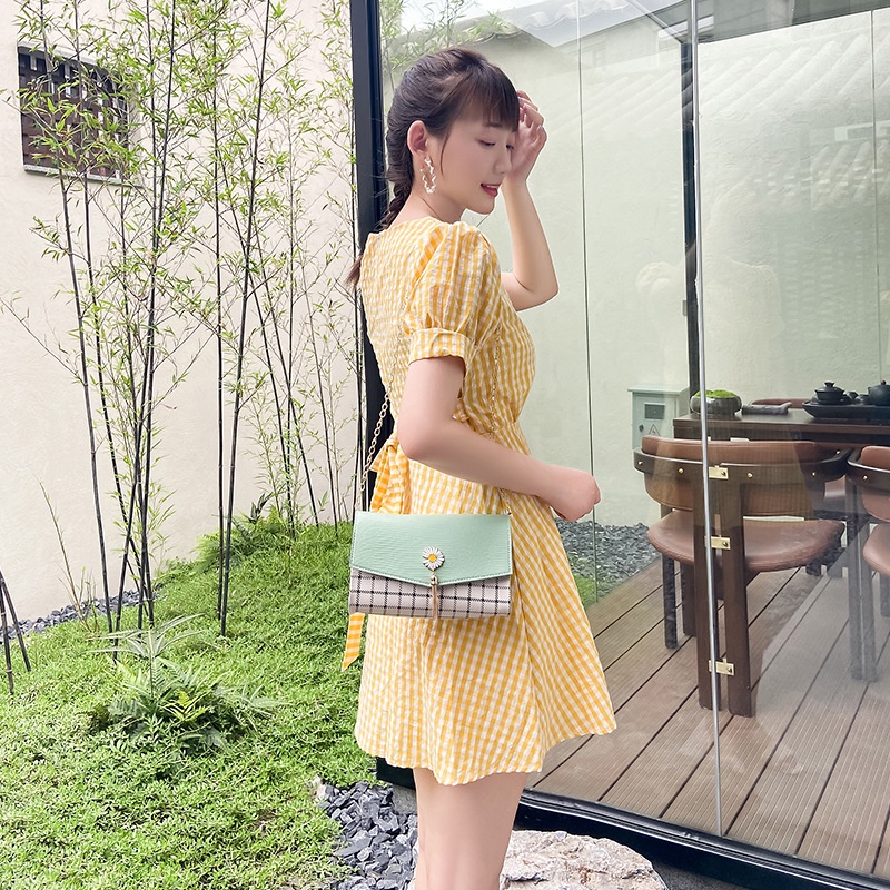 Túi Xách Đeo Vai Họa Tiết Hoa Cúc Phối Dây Xích Tua Rua Chất Lượng Cao