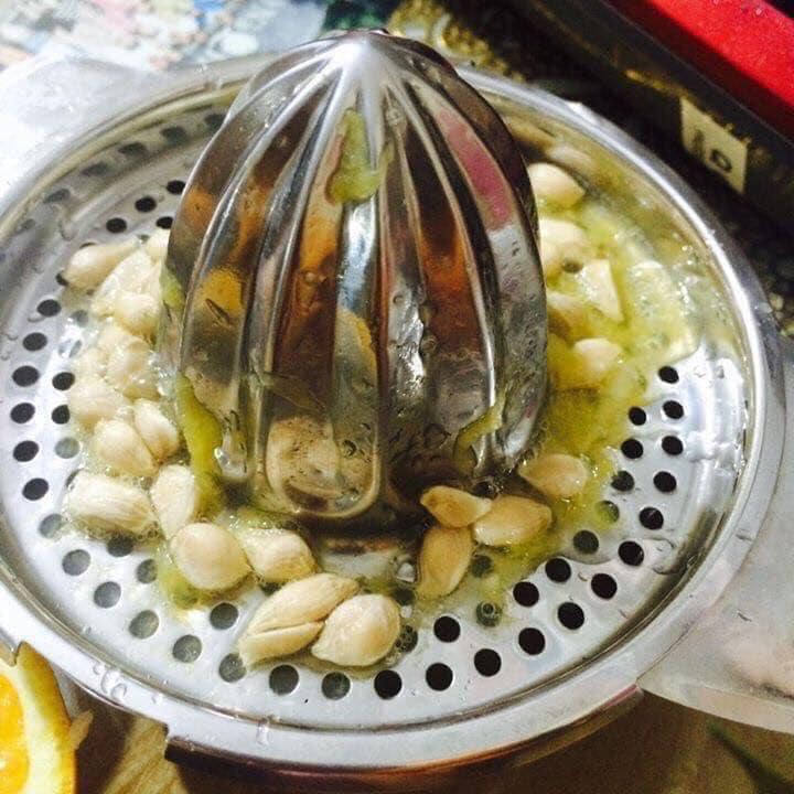 Dụng cụ vắt cam inox lọc hột siêu sạch không han gỉ an toàn cho người sử dụng.