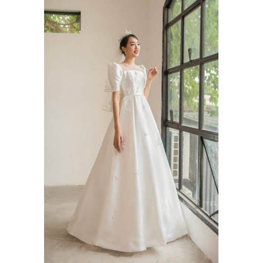 Đầm váy dạ hội cô dâu đi bàn, form maxi xòe, phối nơ lưng, tay phồng nhẹ, kết hoa thêu sang trọng