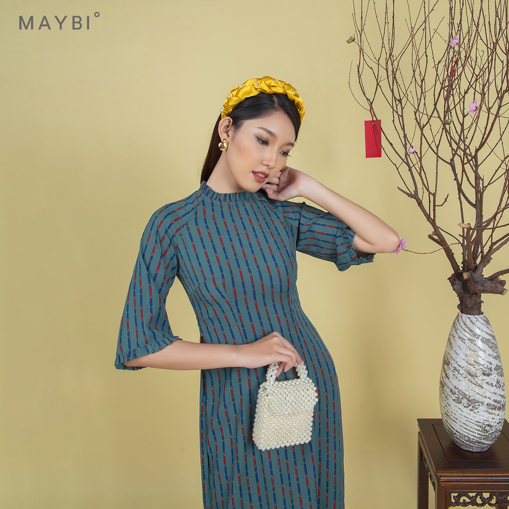 Áo dài Maybi hoạ tiết nền xanh lá đậm tay lửng phối bèo