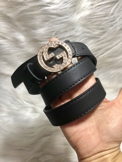 Thắt lưng bản 2,3cm. Mặt logo đính đá
