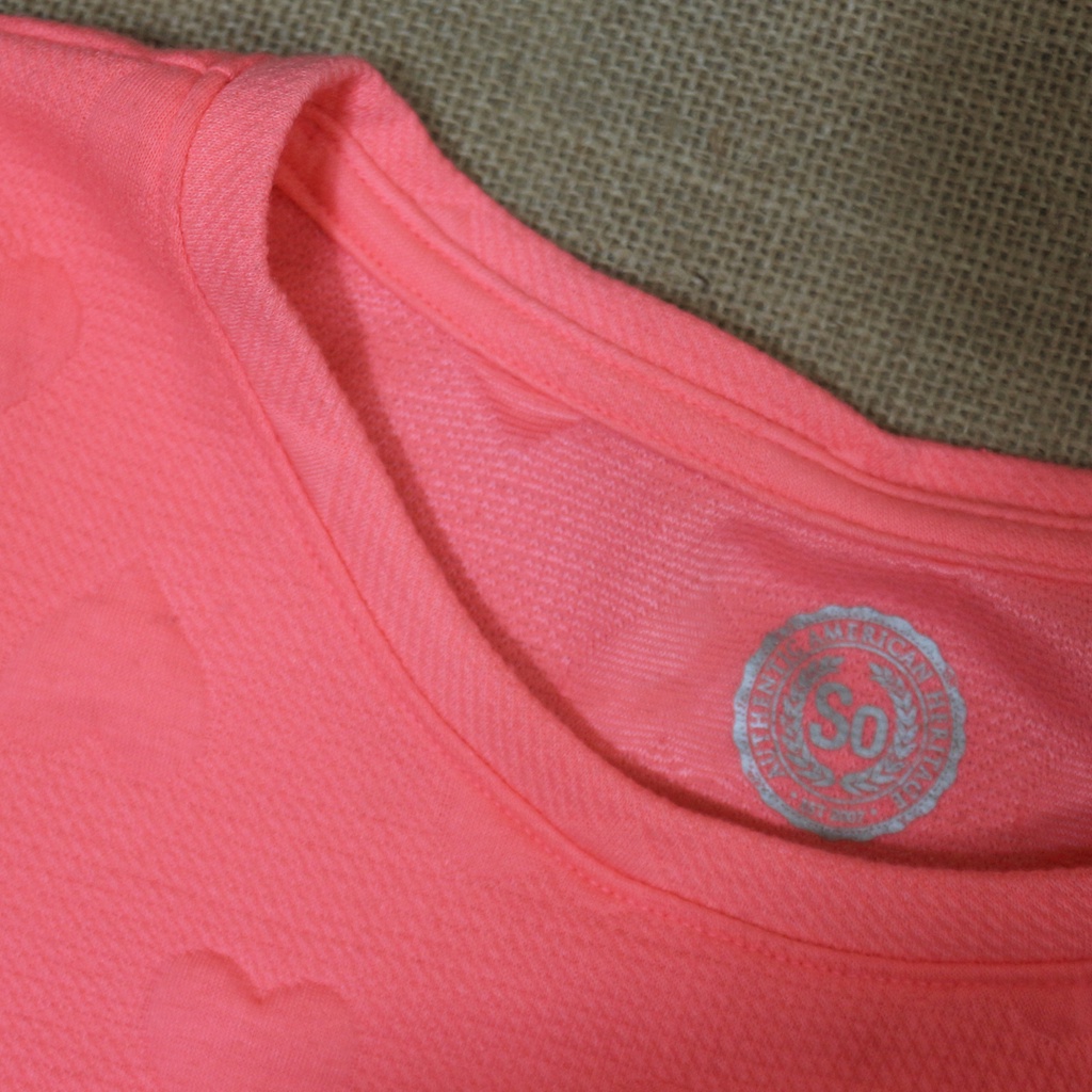 Áo sweater LOVE IS IN THE AIR thêu nổi màu hồng nữ tính | BigBuy360 - bigbuy360.vn