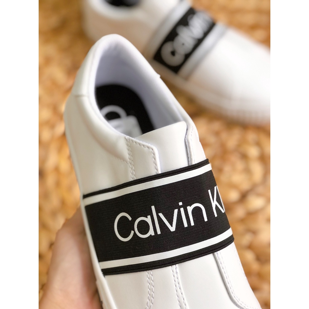 Săn sale hãng Giày NỮ Calvin Klein trắng hoạ tiết chữ đen siêu đẹp size 7M - 37.5VN