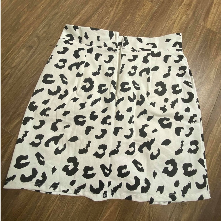 Chân Váy Ngắn Chữ A Họa Tiết Beo, Dáng Công Sở, Áo Phông Đen Freesize dưới 58kg | BigBuy360 - bigbuy360.vn