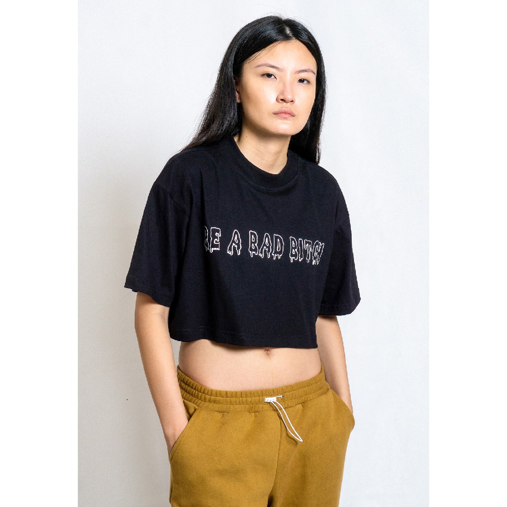 Áo thun Ocwa in chữ "BE A BAD BITCH" màu đen