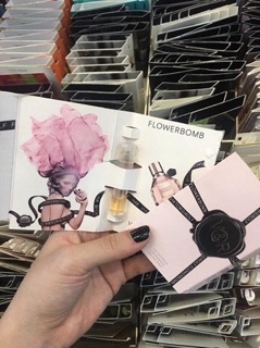 Set Nước VIkTOR & ROLF FlowerBomb mini edp 7ml tách sét