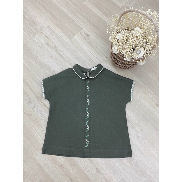 Áo sơmi linen rêu phối cổ thêu tay LÁ IN HOA