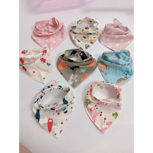 Yếm cổ/ Khăn quàng cổ tam giác cho bé, có cúc bấm tuỳ chỉnh phù hợp với cổ bé.