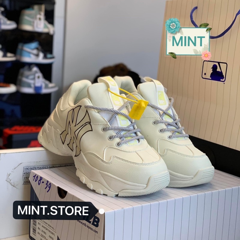 (Video cận cảnh) Giày thể thao sneaker trắng chữ vàng