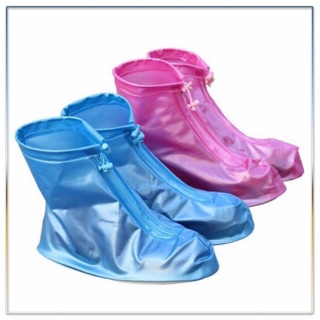 Ủng đi mưa bảo vệ đôi giày.