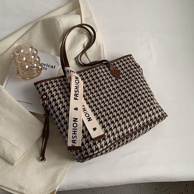 Túi tote IELGY đeo vai phong cách học sinh phổ biến dễ phối đồ cho nữ