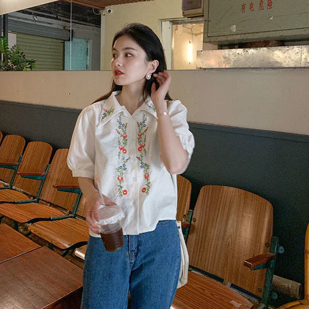 Áo croptop tay ngắn thêu hoa phong cách Hàn Quốc cho nữ