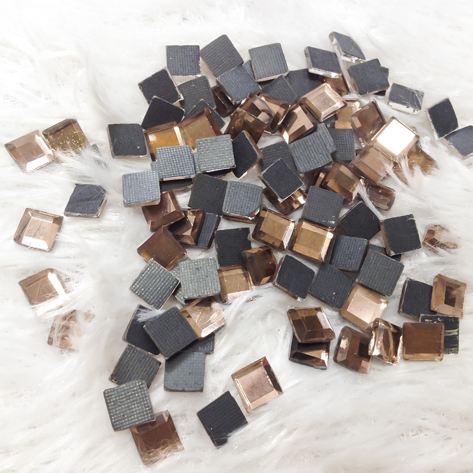 Hạt đá ủi xoàn hong kong hình vuông tráng gương đá ủi nhiệt đính kết trang phục size 6li