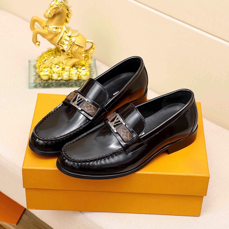 Giày tây lười nam Louis Vuitton mặt trên làm bằng da bò ý có logo mạ bạc nổi