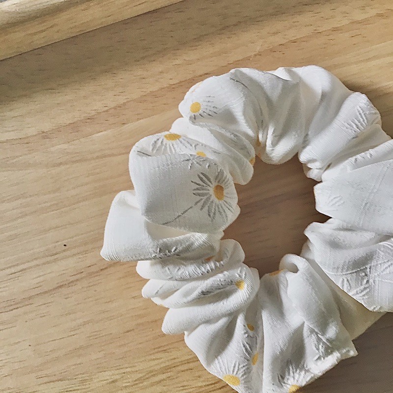 Scrunchies/ Kẹp tóc hoa cúc trắng
