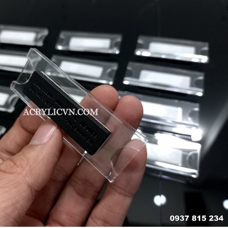 Bảng tên nhân viên nam châm, Thẻ tên cài áo mica