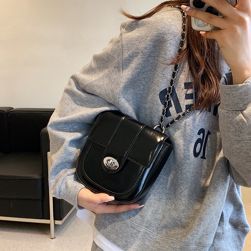 Túi Đeo Vai Phối Dây Xích Thiết Kế Phong Cách Phương Tây Dành Cho Nữ