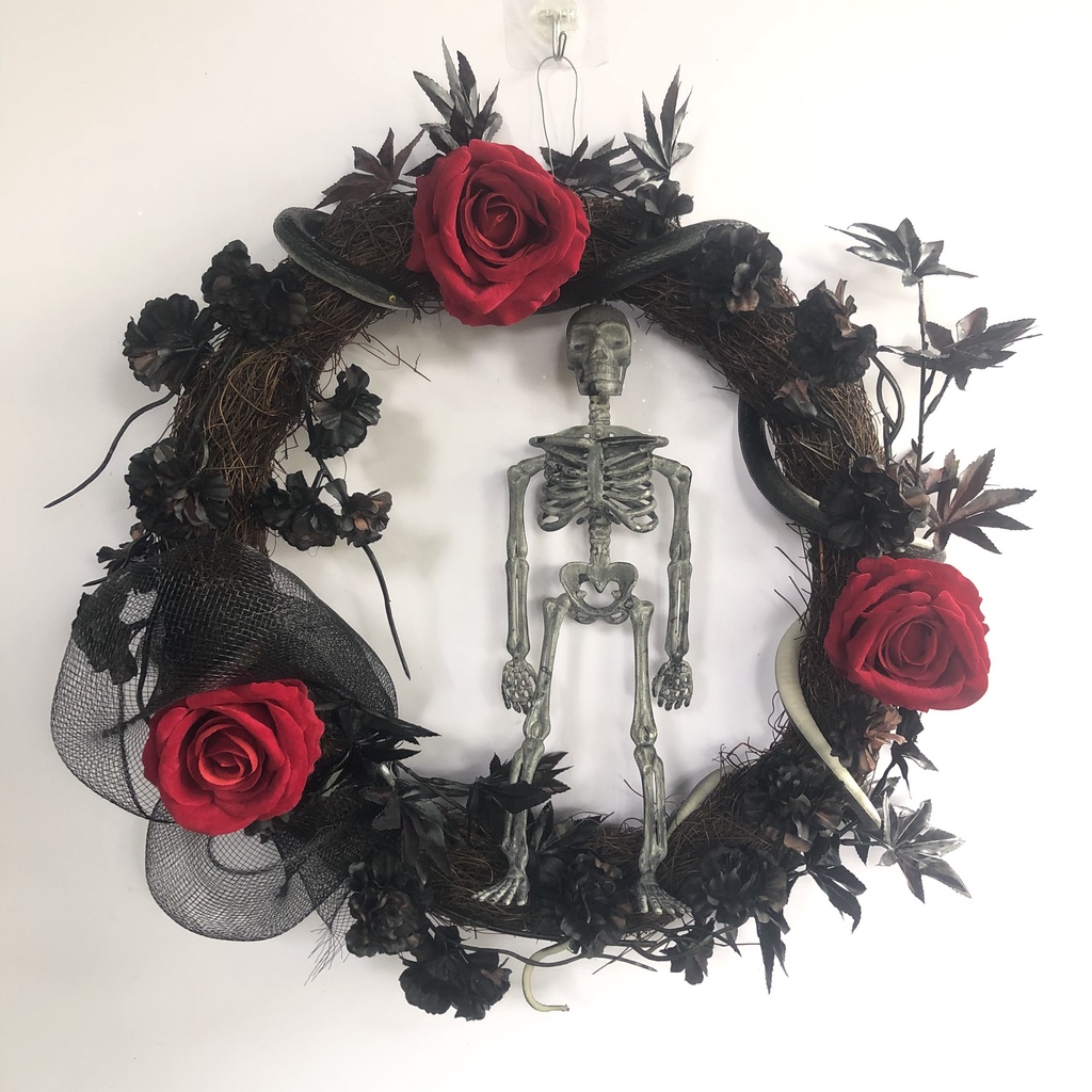 Vòng nguyệt quế treo cửa trang trí Halloween đường kính 45cm với bộ xương, rắn và hoa hồng MN02