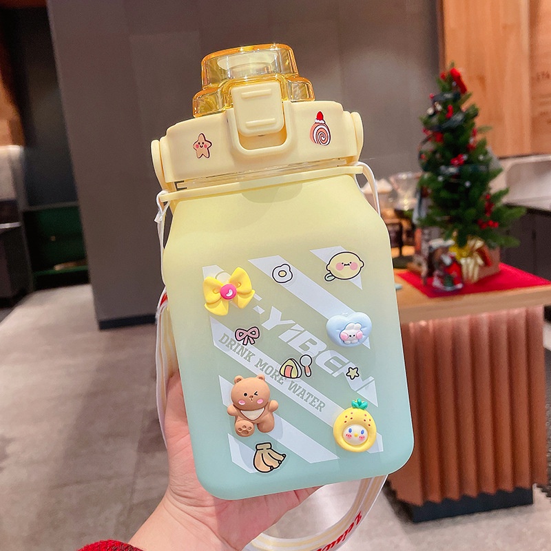 Bình nước 1500ml, bình đựng nước cute, có vạch chia tặng dây đeo ống hút,sticker