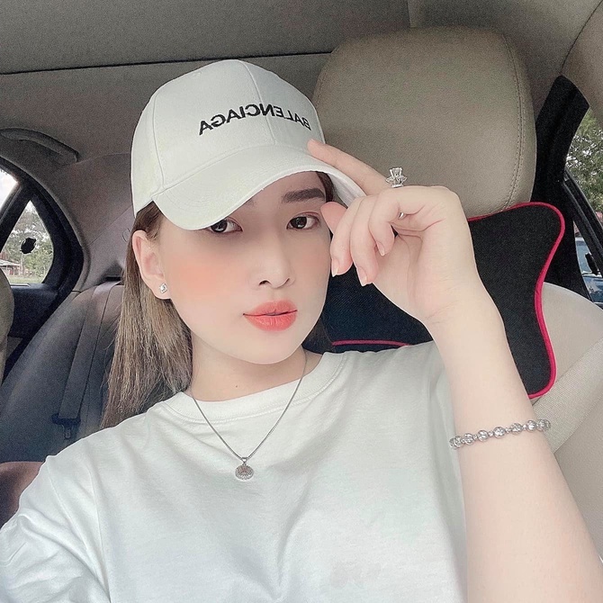 Mũ lưỡi trai Belen màu trắng logo thêu chỉ đen cá tính dành cho cả nam và nữ full hộp để làm quà tặng