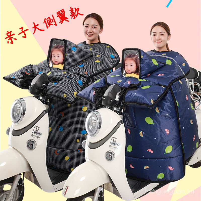 Tấm đệm chắn gió bằng vải lông cừu dày dặn phù hợp cho phụ huynh và con trẻ giữ ấm hiệu quả vào mùa đông khi đi xe máy