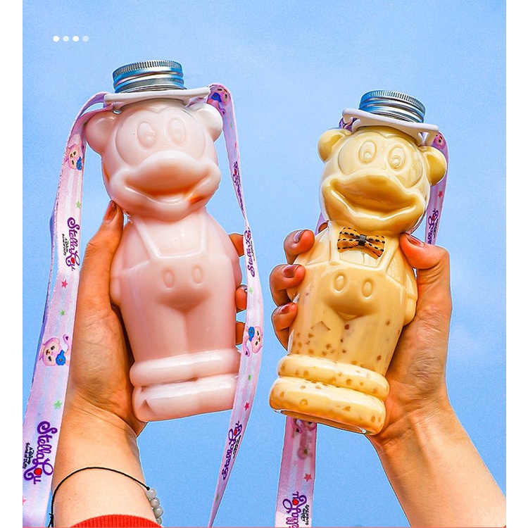 Bình chai nhựa PET hình chuột Mickey đeo nơ đựng trà sữa, nước ép hoa quả 400ml có nắp đậy bằng nhôm và dây đeo, mũ len