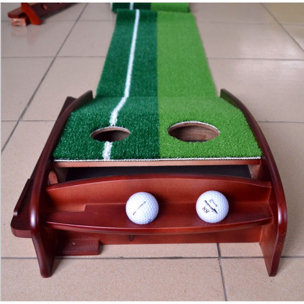 Set chơi golf putting trong nhà gồm gậy và thảm gạt gỗ