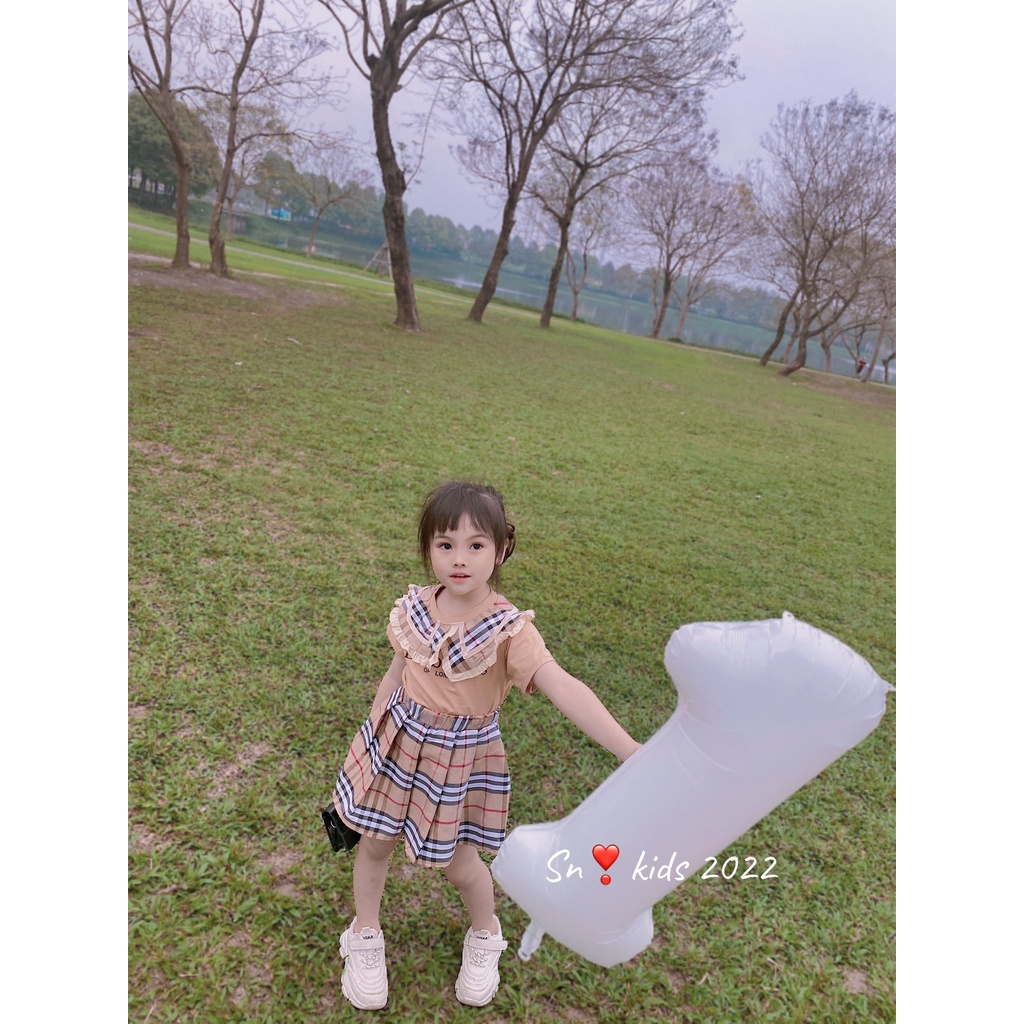 Sét váy xòe kèm áo thun bé gái, set áo phông BUR cổ bèo kèm cv kẻ xếp ly cho bé