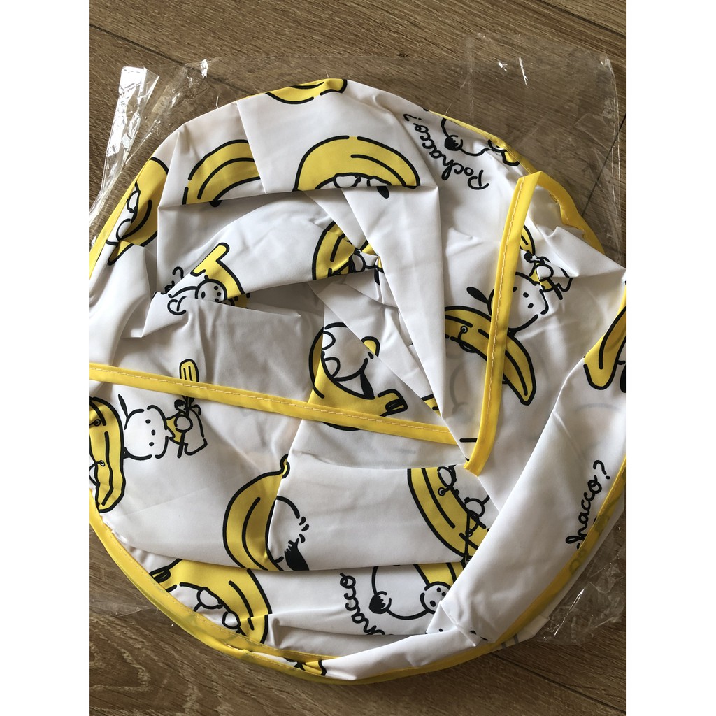 Áo choàng cắt tóc cho bé có thể gấp gọn giúp không dính tóc lên người