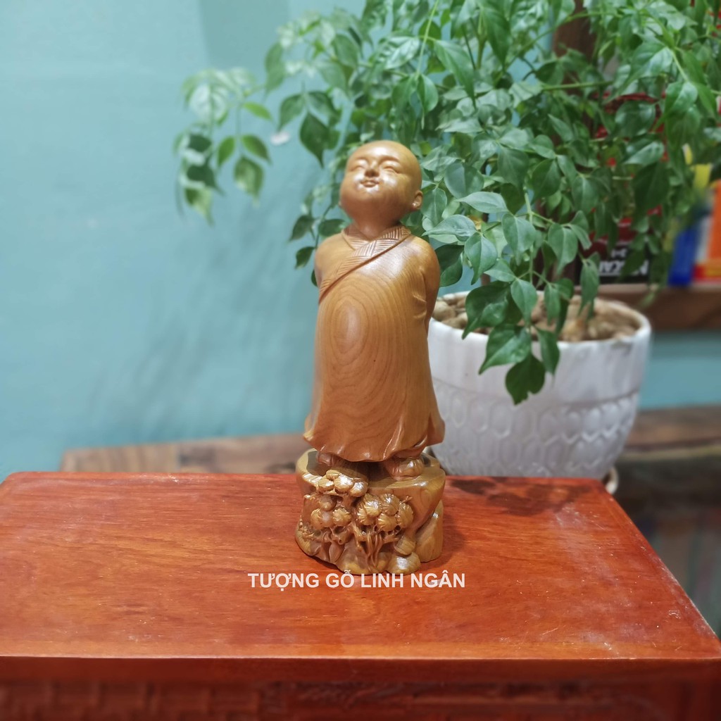 Tượng tuỳ duyên gỗ bách cao 15 cm