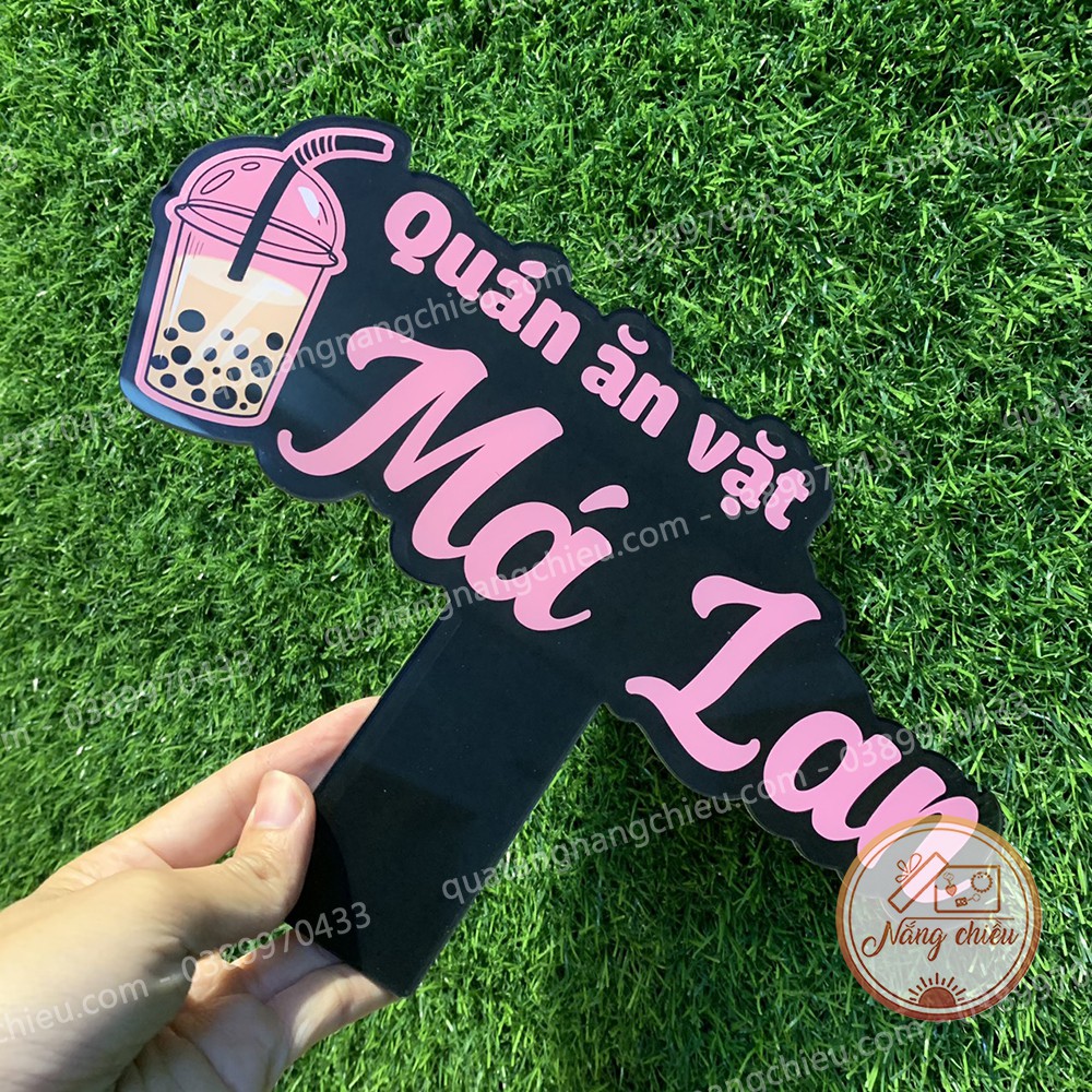 Bảng hiệu cầm tay cho quán ăn vặt, tiệm trà sữa, quán cà phê, chất liệu mika in theo yêu cầu
