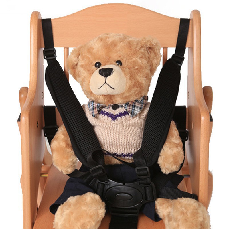 Dây đai thắt có năm chốt khóa an toàn cho bé khi ngồi