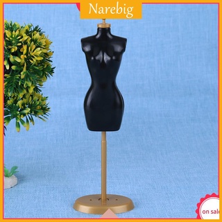 Ma-nơ-canh trưng bày quần áo cho búp bê Barbie