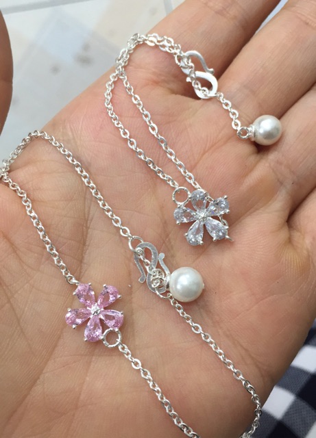 Lắc tay mảnh hoa mai 5 cánh treo quả cầu trắng bạc ta
