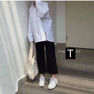 Áo sơ mi trắng xẻ tà