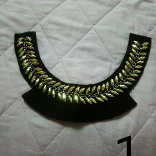 Cổ áo kết cườm