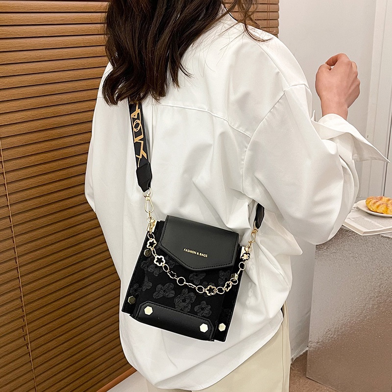 Túi Xách Nữ Đeo Chéo Đính Đinh Tán Thời Trang Hàn