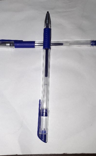 Một chiếc bút_viết xanh mực nước có nắp