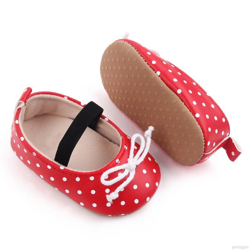 Giày Tập Đi Đế Mềm Hoạ Tiết Chấm Bi Cho Bé Gái