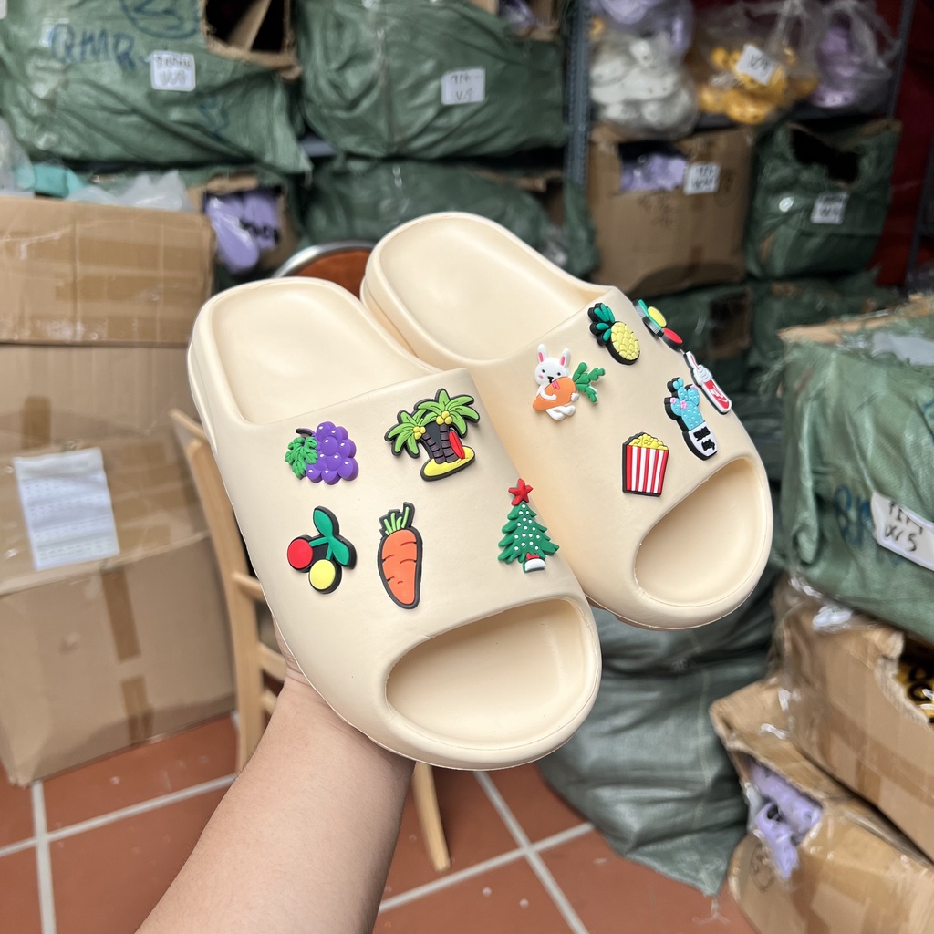 Dép lê Yeezy Slide bản giới hạn Gắn Hình Siêu Cute [Tặng 12 hình gắn ]