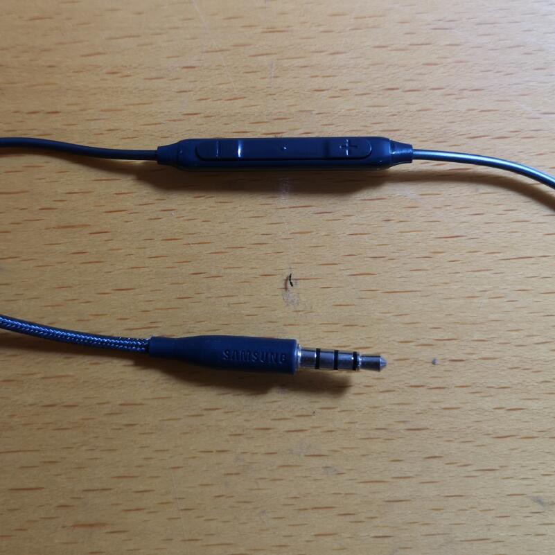 Tai nghe nhét tai akg với dây 3.5mm thiết kế đa năng