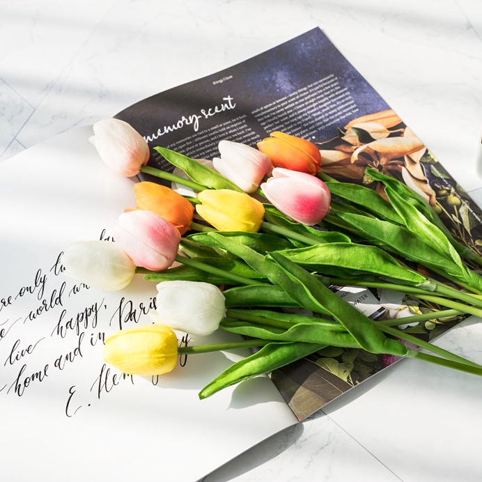 Hoa tulip giả dùng trang trí chụp ảnh tiện lợi