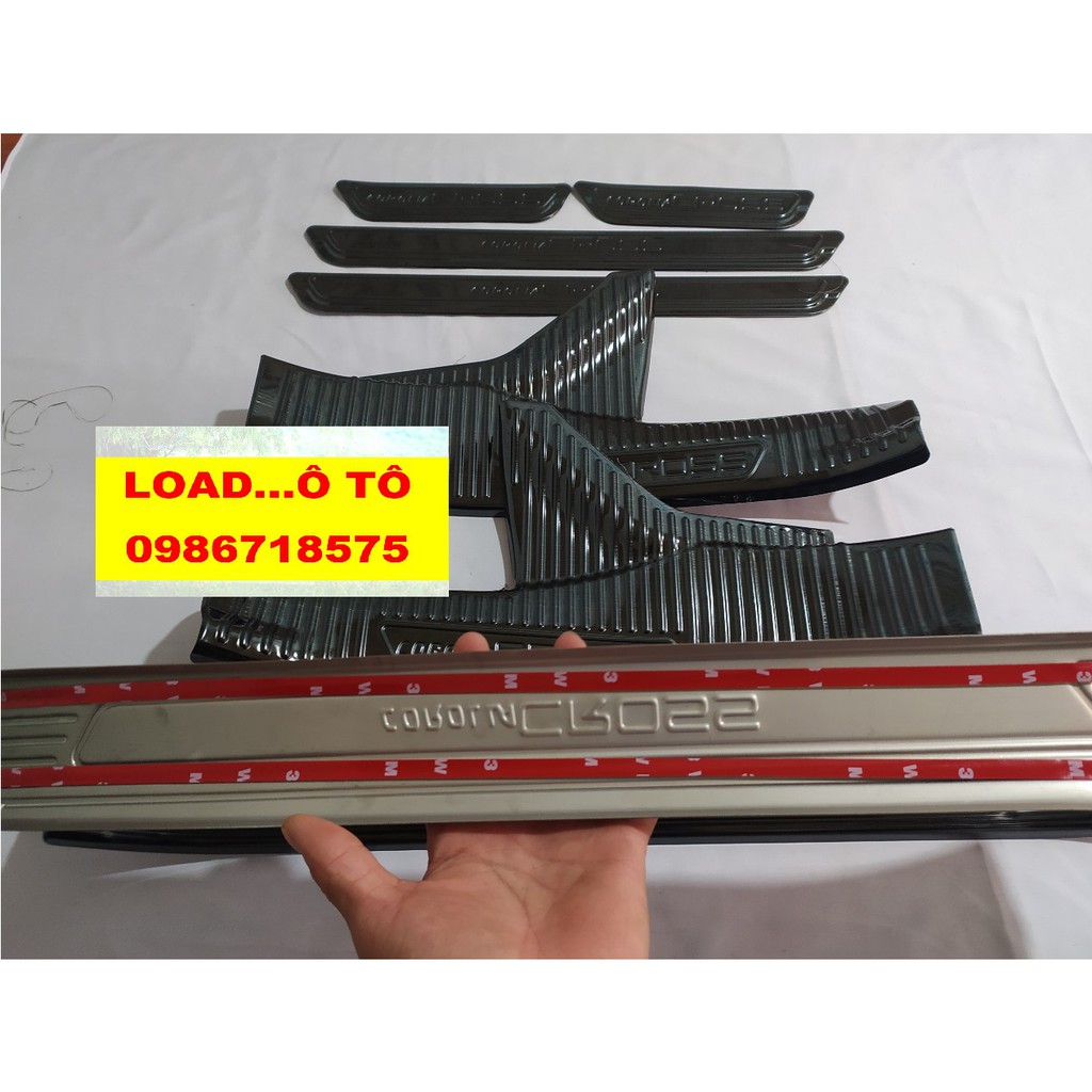 Ốp Bậc Cửa, Nẹp Bước Chân Trong, Ngoài Xe Toyota Cross 2022-2020 Vân Titan Cao Cấp Có Sẵn Keo Dán 3M