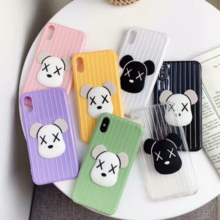 Ốp su dẻo màu thiết kế vân chiếc vali gắn hình gấu cute độc đáo cho iP 6/6S/6+/6S+/7/7+/8/8+/X/XS/XR/XS MAX