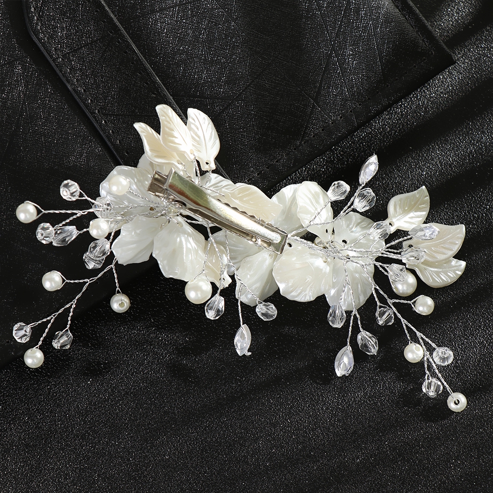 Kẹp tóc hình hoa xinh đẹp cho cô dâu