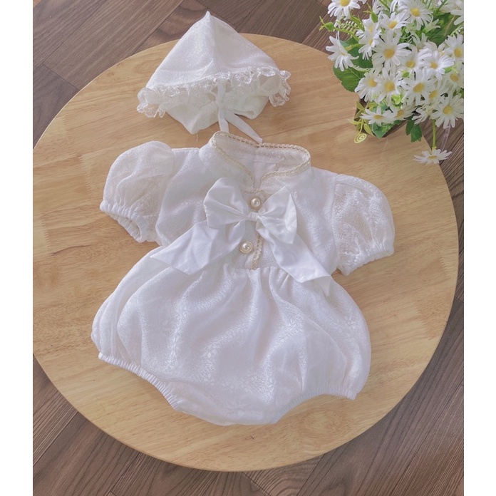 Bodysuit Trắng Cổ Tàu Cộc Tay Kèm Mũ Cho Bé Thôi Nôi, Đầy Tháng