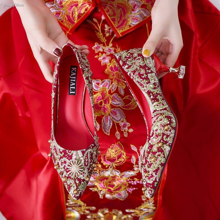 Xiuhe giày cưới nữ màu đỏ cô dâu Trung Quốc đinh tán cao gót bánh mì nướng nhọn